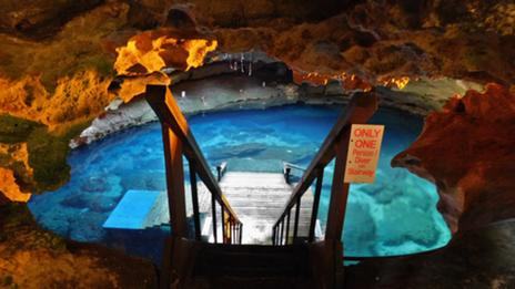 Plongez dans une grotte préhistorique...