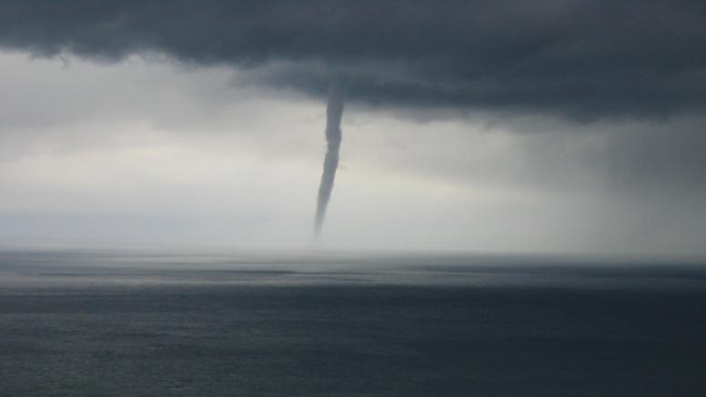 Tornade à Hyères : une trombe marine déborde sur les côtes