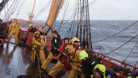 L'Hermione contrainte de se mettre à l'abri au Maroc