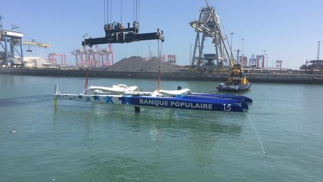 Le Maxi Banque Populaire IX est amarré à l'endroit dans le port de commerce de Casablanca