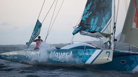 Pierre Antoine sur Olmix remporte la Route du Rhum en catégorie Rhum Multi