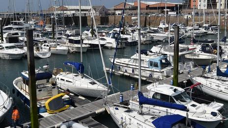 La marina de Saint-Helier à Jersey fait peau neuve pour la saison estivale