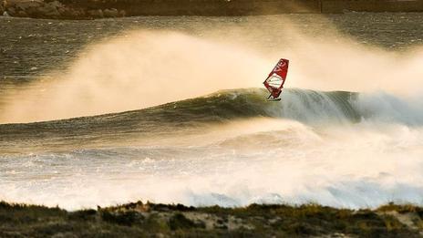 Entretien avec Thomas Traversa, champion de funboard : «Je voyage à la recherche de sessions XXL»