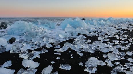 Iceberg et sable noir, la plage de diamants de Jökulsárlón