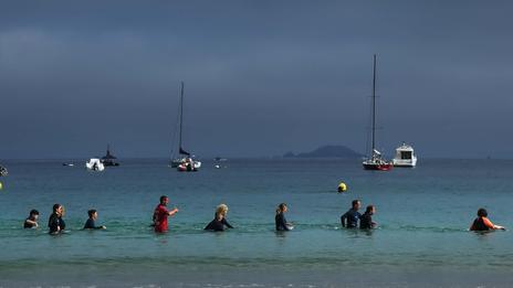 Zoom sur le longe-côte : un sport d'équipe bon pour le corps et l'esprit 