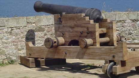 Des boulets rouges pour mettre le feu dans les bateaux ennemis