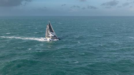 Trophée Jules Verne : le Maxi Edmond de Rothschild fait route vers Brest