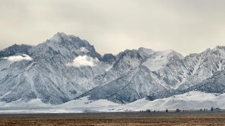 Quantités de neige exceptionelles en Californie : des dizaines de milliers d'habitants coincés
