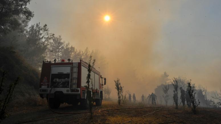 La Grèce poursuit le combat contre les flammes, des milliers de touristes évacués