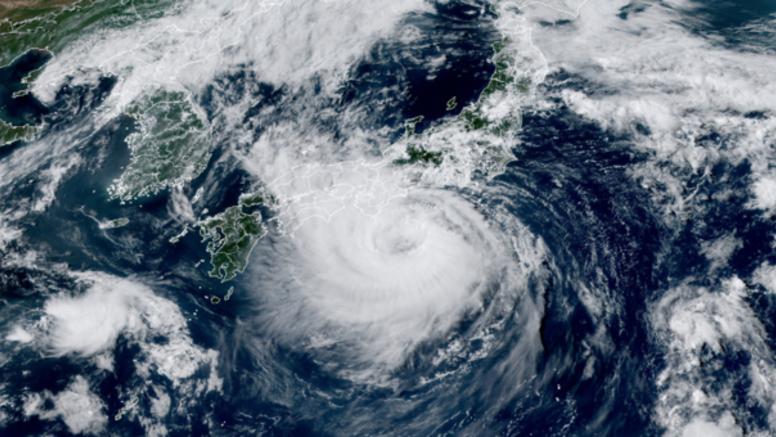 Le sud du Japon frappé de plein fouet par le typhon Lan
