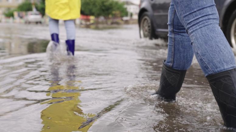 Grèce : après les flammes, le pays subit des inondations catastrophiques
