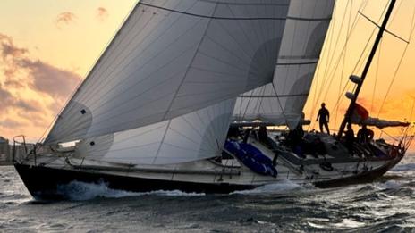 Bourrasques de 60 nœuds, déchirures, champagne OGR et attaques de phoques !