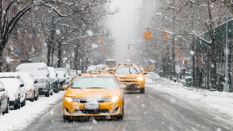 USA : première bordée de neige à New York, 15 à 20 cm attendus d'ici mercredi