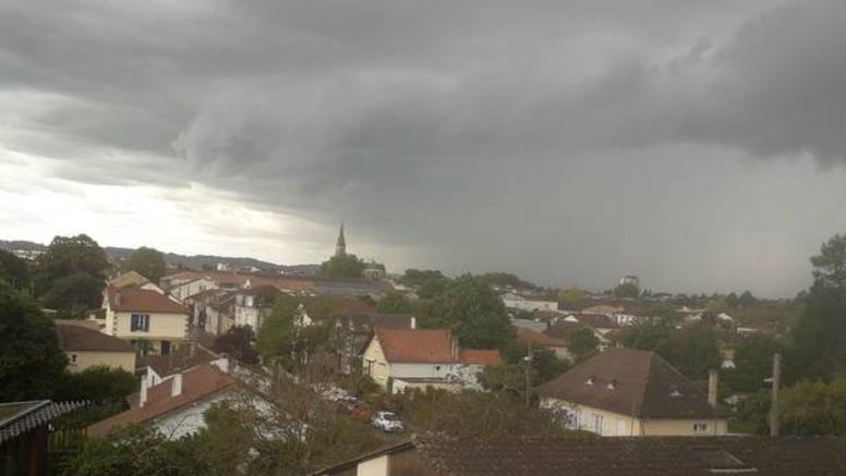 Suivi orages : Midi-Pyrénées sous de forts orages, fortes pluies de l'Auvergne à la Bourgogne