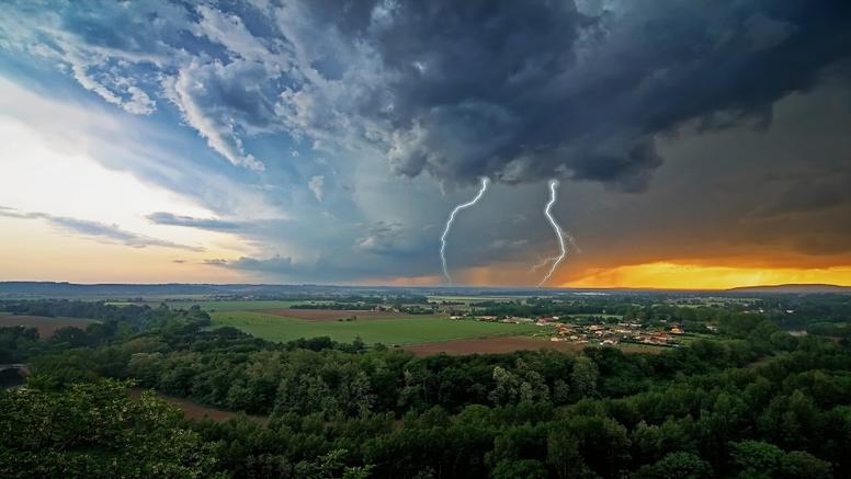 Pourquoi les orages éclatent de façon récurrente du sud-ouest au nord-est ?