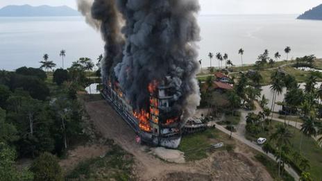 Un incendie ravage le bateau-hôtel emblématique et hanté de Koh Chang