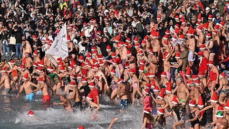 Plonger dans la magie des fêtes : l’irrésistible tradition des bains de Noël
