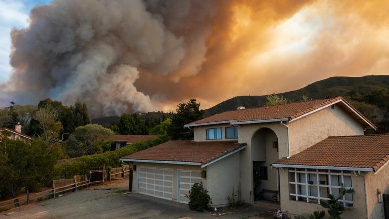 Nouveaux incendies en Californie alors que les vents de Santa se maintiennent