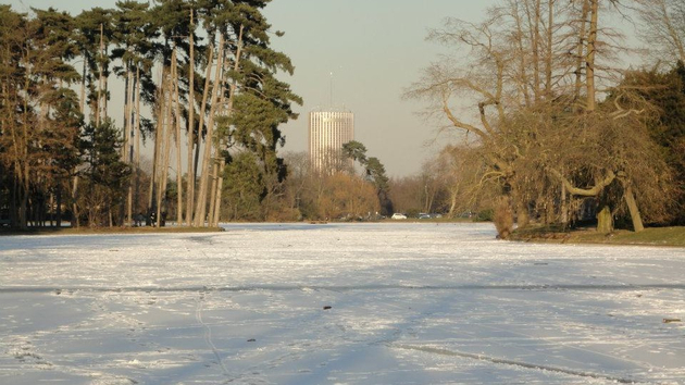 Le lac du bois de Boulogne gelé à Paris en février 2012 Actualités France
