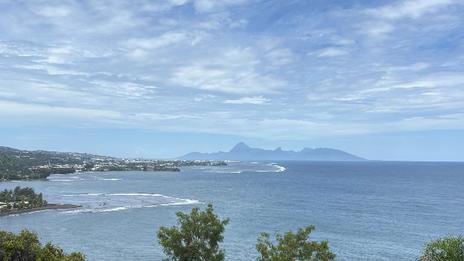 Le Jardinier de Corail – Chapitre 1 : La Rencontre, Haapiti village
