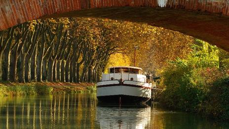 Pourquoi passer son permis fluvial ? La promesse d’une liberté au fil de l’eau