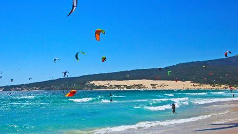 Kitesurf toute l’année : cinq destinations où le vent ne s’arrête jamais