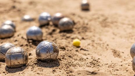 La pétanque sur sable, une variante exigeante et technique