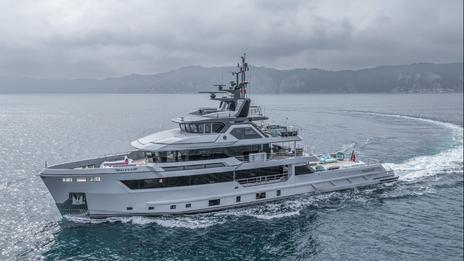De Brest à Saint-Malo, le super yacht "Pete Maverick Mitchell" fait son show sur la côte bretonne