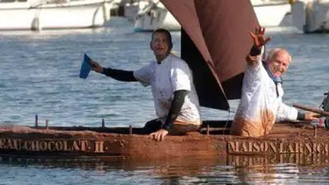 Souvenez-vous… Le jour où un bateau en chocolat a flotté dans le port de Concarneau