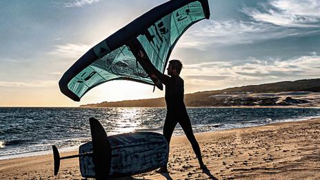 Wingfoil pour les nuls : ce qu’il faut savoir avant de se jeter à l’eau