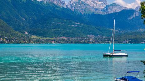 Le lac d’Annecy : une perle alpine entre nature, activités et art de vivre