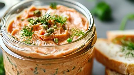 Les rillettes de saumon fumé au fromage frais : apéro chic les pieds dans l’eau