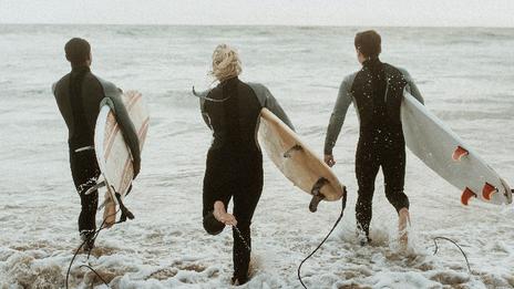Les règles à connaître avant de se lancer sur un spot de surf ou de kitesurf