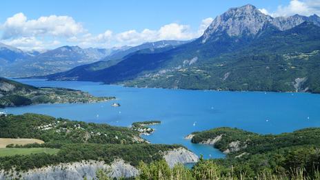 Explorer le lac de Serre-Ponçon, entre reliefs et reflets