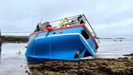 Saint-Pierre-Quiberon : une pollution évitée de justesse après l’échouement d’un bateau de pêche