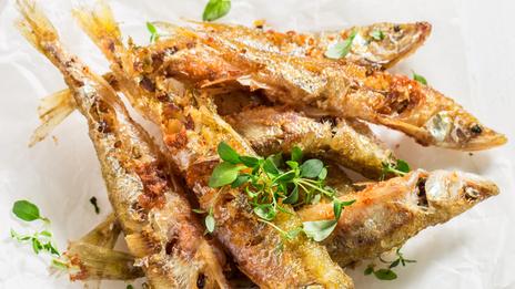 La friture d’éperlans : un incontournable des côtes françaises