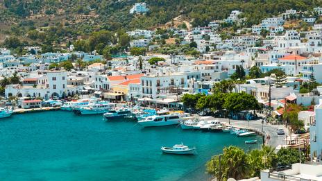 Baie de Skala à Patmos : escale méditative entre port vivant et promontoire sacré
