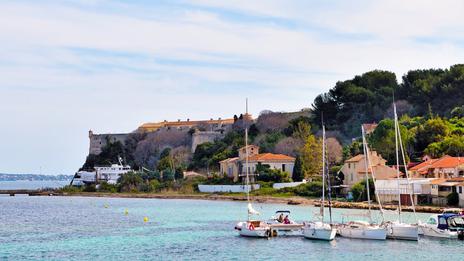 Escale aux îles de Lérins : nature, histoire et mouillage au large de Cannes