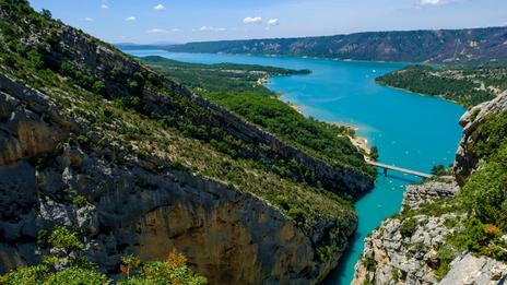 Le lac de Sainte Croix, entre eaux turquoise, navigation douce et villages perchés