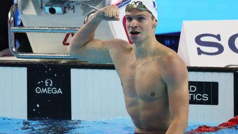 Léon Marchand pulvérise le record du monde du 200 m quatre nages en demi finale aux Mondiaux à Singapour