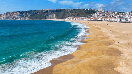Portugal : plus de 100 baigneurs contaminés par des eaux usées sur la plage de Nazaré