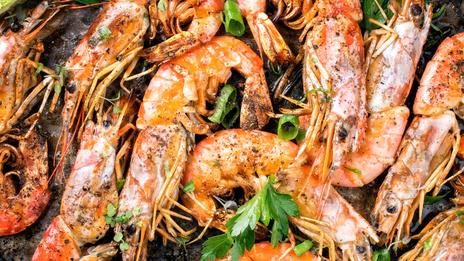 Les gambas flambées au pastis : une recette typique du sud qui fleure bon la Méditerranée