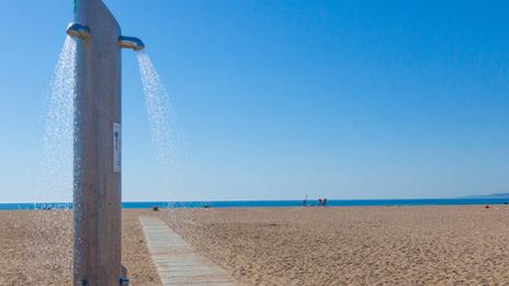 Faut-il vraiment supprimer les douches de plage ? Le débat relancé par la sécheresse sur le littoral français
