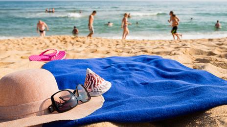 Serviette de plage vs fouta : le match de l’été !