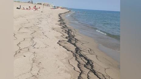 Feu de l’Aude : des cendres sur la plage du Barcarès, la fumée visible jusqu’aux Baléares