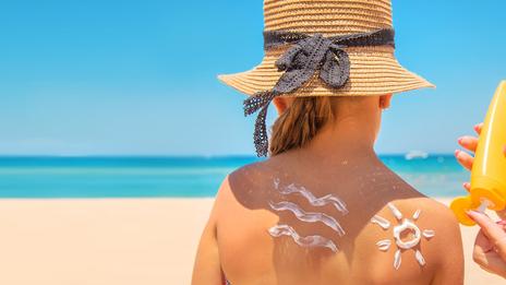 Crème solaire : les trois zones du corps que l’on oublie (trop souvent) de protéger