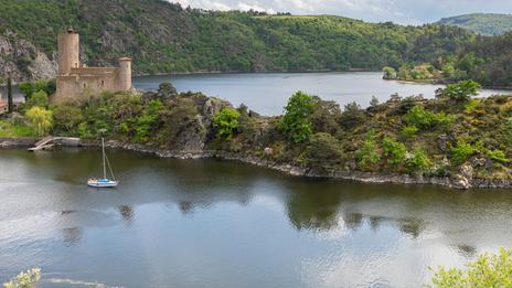 Les gorges de la Loire : un écrin sauvage entre nature et navigation douce