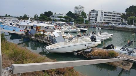 Le Pouliguen : un bateau termine sa course sur un ponton après une erreur de manœuvre