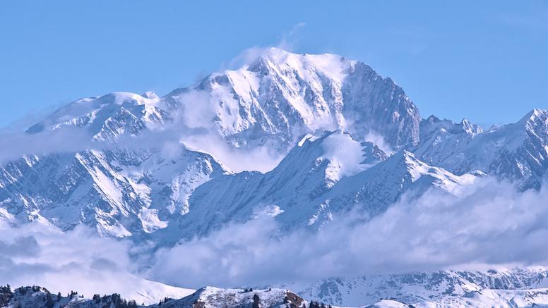 UTMB Mont-Blanc 2025 : un départ sous un ciel changeant, averses en soirée à Chamonix