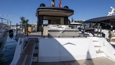 Azimut Seadeck 7 : l’hybride familial vu au Cannes Yachting Festival